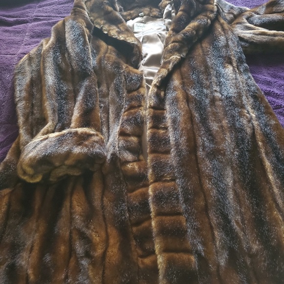 Plus size floor length faux fur coat - Picture 3 of 4
